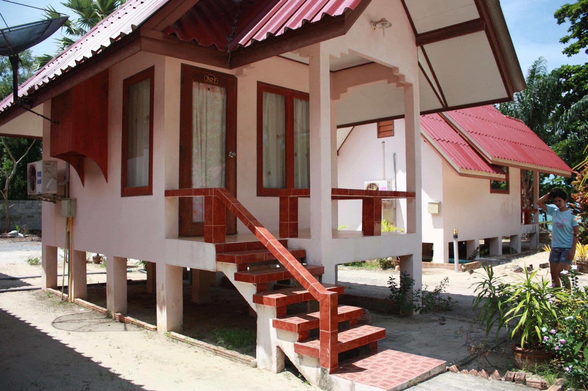 Phuphat Beach Resort Khanom Bagian luar foto